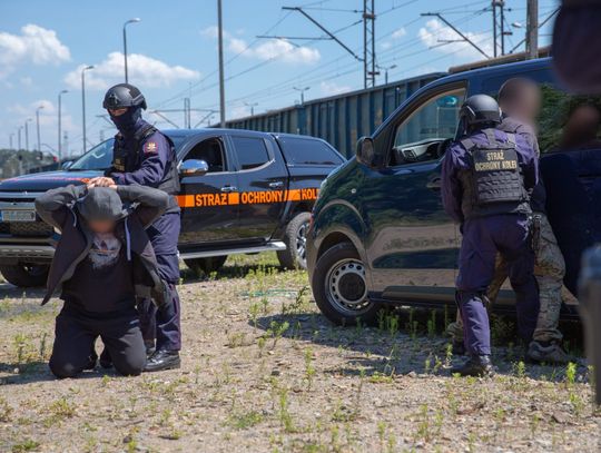 Złomiarze zatrzymani na gorącym uczynku. Kradli metalowe elementy ze stacji kolejowej