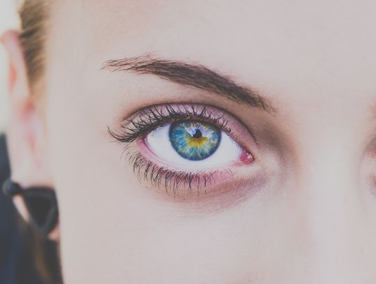 Zmęczone oczy? Jak neuropeptydy pomagają w redukcji cieni i opuchlizny?