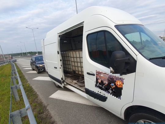 Zmieniał tablice rejestracyjne na parkingu przy autostradzie. To złodziej, który na "jeden strzał" ukradł 950 litrów paliwa