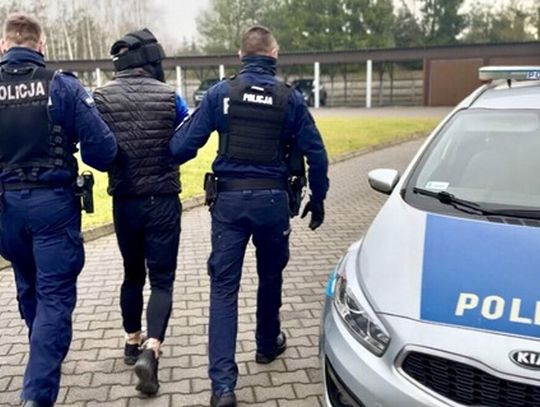 Zmusił dziewczynę do podpisania fikcyjnej umowy na sprzedaży auta. Miał broń i narkotyki Zmusił dziewczynę do podpisania fikcyjnej umowy na sprzedaży auta. Miał broń i narkotyki