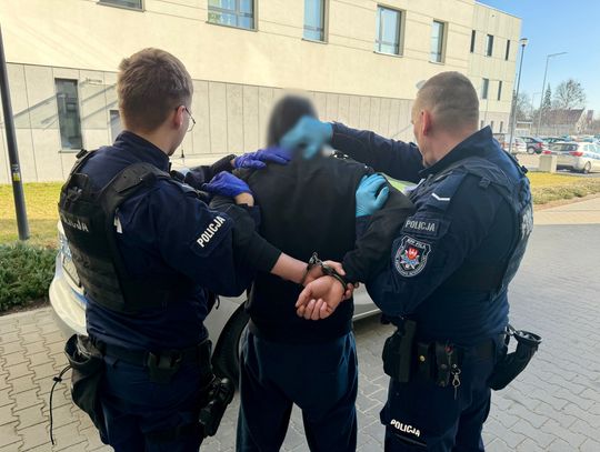 Zmusili znajomego nożem do sprzedaży auta. 20-latek ogolił głowę swojej ofierze