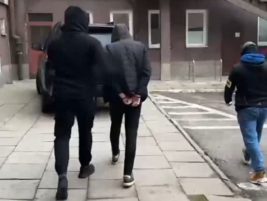 Zmuszali przemocą bezdomnego, żeby dla nich kradł. Zatrzymani trzej mężczyźni i kobieta Zmuszali przemocą bezdomnego, żeby dla nich kradł. Zatrzymani trzej mężczyźni i kobieta