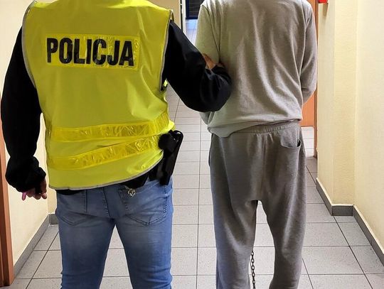 Znajomy odwiedził go z nożem i na powitanie zadał cios w twarz. Domagał się zwrotu rzekomego długu
