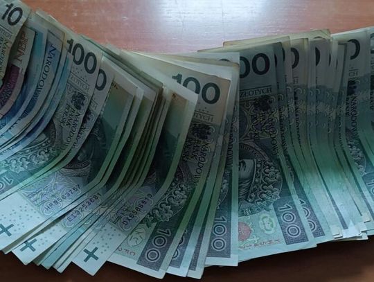 Znalazł 10 tysięcy złotych na drodze. Uczciwy mężczyzna zaniósł znaleziony portfel na komendę