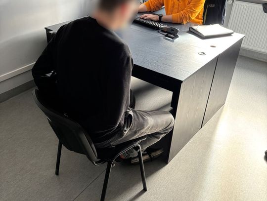 Płacił znalezioną kartą. Po zablokowaniu pociął ją, wrzucił do kanalizacji i liczył, że nikt się nie dowie