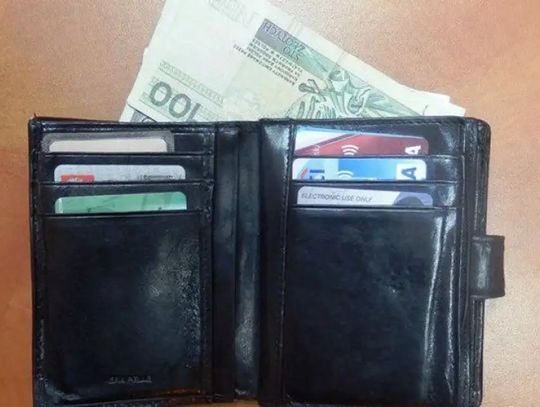 Znalazł portfel, robił zakupy cudzą kartą, a po kilku dniach oddał zgubę właścicielowi