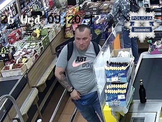 Znalazł portfel w sklepie i zabrał go ze sobą. Policja szuka tego mężczyzny