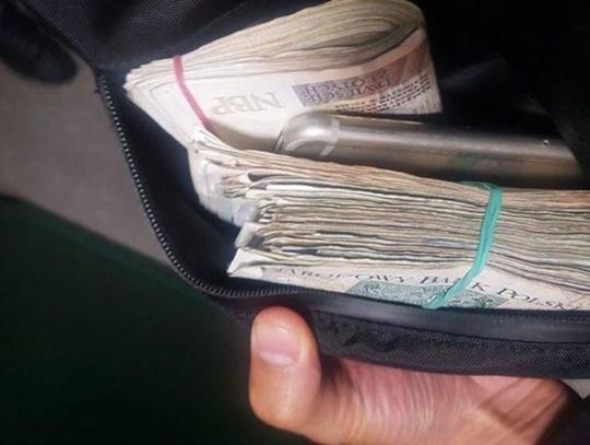 Znalazł portfel z ponad 10 tysiącami złotych i zabrał go do domu: "zamierzałem oddać"