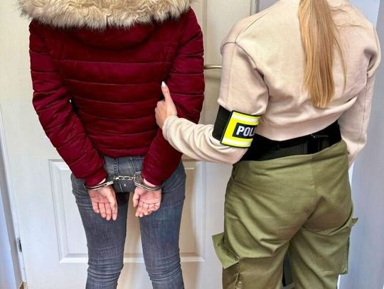 Znaleźli kartę i płacili jak swoją. Rozpoznał ich policjant po służbie. 19-latka już się przyznała