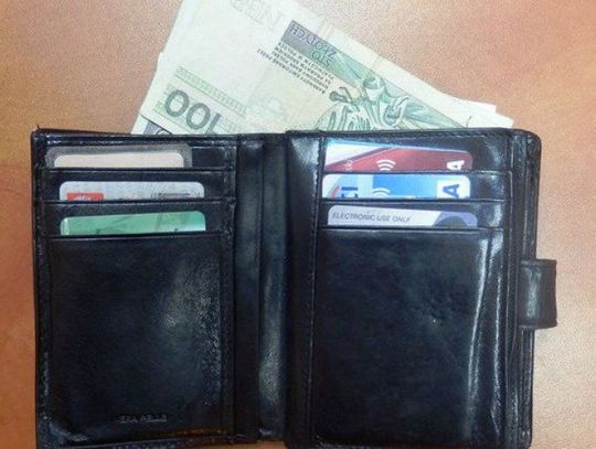 Znaleźli portfel, wzięli kasę i go wyrzucili. Kolejni znalazcy zabrali karty i płacili jak swoimi