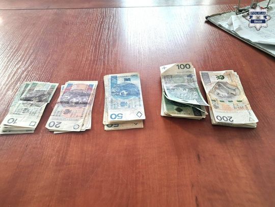 Znaleźli portfel z ponad 7 tys. zł. Nie wahali się ani chwili i przekazali go policjantom