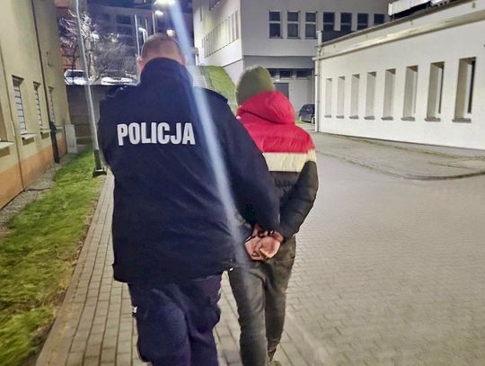 Pijany 26-latek zobaczył kluczyki w busie, wsiadł i odjechał. W trakcie pościgu nazbierał mandatów na 19 tysięcy zł