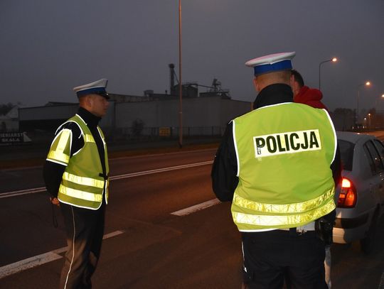 Zobaczył policjantów z alkomatem i... udawał, że ma awarię. Leżał pod autem i próbował odkręcić koło