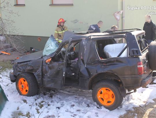 Zobaczył policję i wpadł w panikę. W rozbitym aucie znaleziono narkotyki