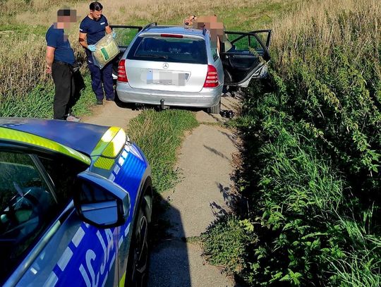 Zobaczył policję i zjechał na polną drogę. W Mercedesie zatrzymano trzy osoby