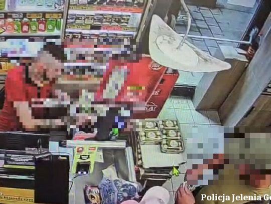Zobaczył portfel zostawiony przy kasie i go sobie wziął. Wszystko się nagrało, a policja szybko go namierzyła