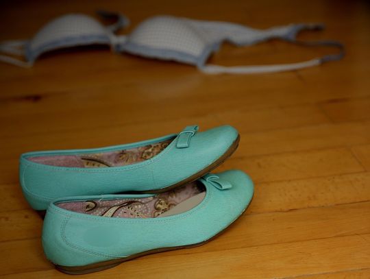 Zobaczył przez okno, jak obcy facet ściąga biustonosz jego partnerki! Brawurowy pościg w Piotrkowie