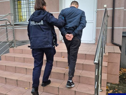 Zobaczył radiowóz i położył się w aucie. Miał saszetkę wypchaną narkotykami