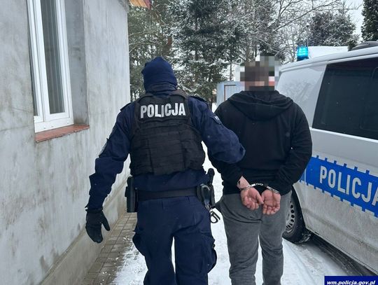 Zobaczył radiowóz i zdecydował się na desperacki ruch. Wyskoczył oknem i uciekał w skarpetkach