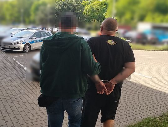 Zobaczył swoją byłą dziewczynę z innym. Gonił go po stacji paliw i pobił pałką teleskopową