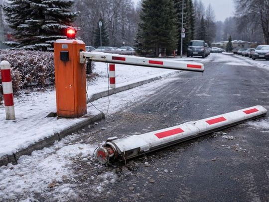 Zobaczył, że kobieta nie potrafi otworzyć szlabanu, więc go wyłamał. Teraz mężczyźnie grozi 5 lat