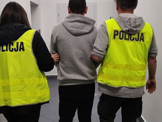 Zobaczył, że po niego przyjechali i pobiegł do sąsiada. Policjanci znaleźli go w wersalce