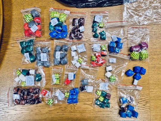 Zobaczyli policjantów i od razy zawrócili. Dwaj 18-latkowie zatrzymani z narkotykami