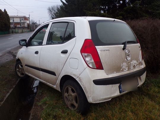 Zobaczyli, że w drzwiach są kluczyki i nie mogli się oprzeć. Koledzy pojechali na wycieczkę, a potem rozbili się w rowie Zobaczyli, że w drzwiach są kluczyki i nie mogli się oprzeć. Koledzy pojechali na wycieczkę, a potem rozbili się w rowie