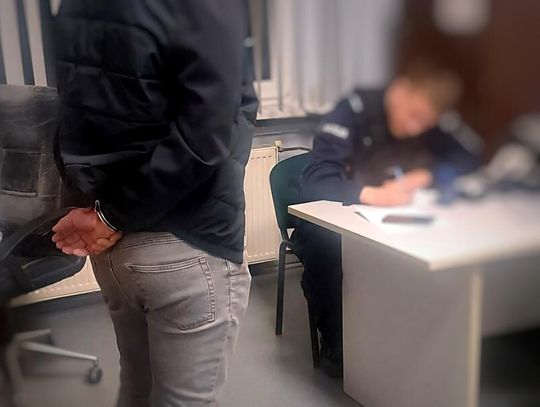 Zorientowała się, że rozmawia z oszustem, ale nie dała po sobie poznać. 25-latek wpadł w zasadzkę policji