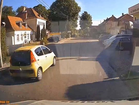 Została nagrana, jak wyprzedza na przejściach dla pieszych. Kobieta straci za to prawo jazdy