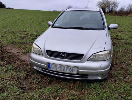 Zostawił auto na polu, bo nie chciało dalej jechać. Policjanci szybko go odnaleźli i odstawili do więzienia