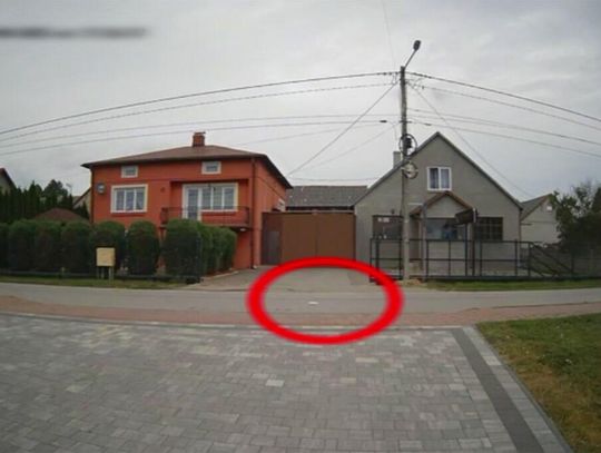 Zostawił na dachu samochodu 20 tysięcy euro. Pieniądze spadły na ulicę