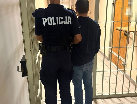 Zostawił ponad sto tysięcy złotych w aucie i go nie zamknął. Złodziej skorzystał z okazji