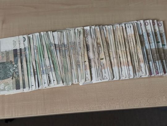 Zostawił saszetkę z pieniędzmi na ławce. Obcokrajowcy wykorzystali moment i ukradli 60 tysięcy