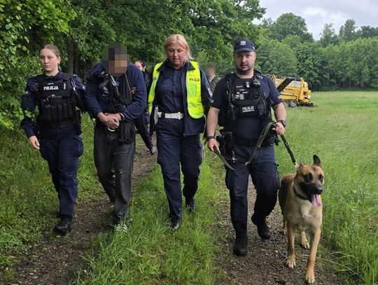 Zostawili zakleszczoną kobietę w rozbitym aucie i uciekli do lasu. Obaj są już w rękach policji