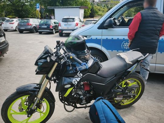 Zrobił kategorię B i od razu ją stracił. 17-latek popisywał się przy szkole jazdą motorowerem na jednym kole