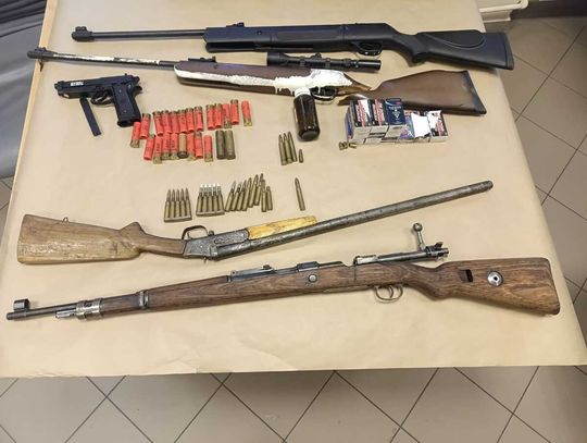 Zrobił w domu awanturę, przyjechała policja i odkryła jego tajemnicę. Mężczyzna miał nielegalną kolekcję broni