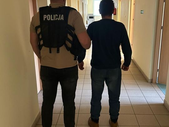 Zrobił zadymę w sklepie, wybił szybę i szarpał sprzedawcę. Na policji podał się za brata