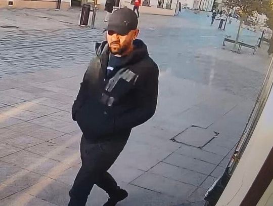 Zuchwała kradzież na ulicy. Złodziej wyciągnął ze skrzynki kopertę z blisko 5 tysiącami złotych