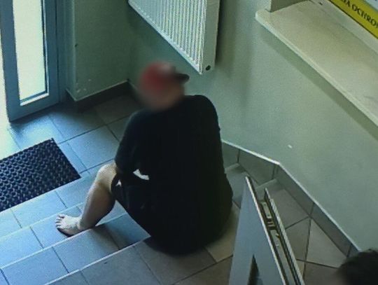 Zuchwała kradzież w salonie jubilerskim. Sprawca próbował przeczekać pościg, kryjąc się na komendzie