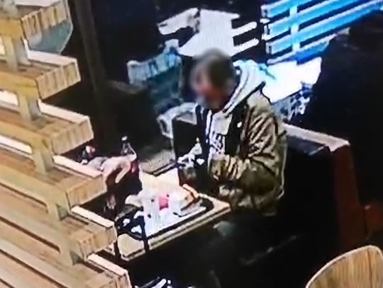 Zuchwały złodziej okradł mężczyznę w restauracji. Poszkodowany spał z telefonem w ręku