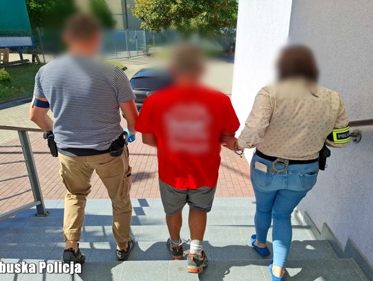 Zwabili go w ustronne miejsce, a potem pobili rurą i deską. Zatrzymano dwóch mężczyzn i kobietę