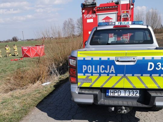 Zwłoki mężczyzny w rowie melioracyjnym. Policja bada okoliczności śmierci 62-latka