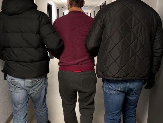 Zwłoki mężczyzny znalezione w mieszkaniu. Policja zatrzymała dwóch podejrzanych