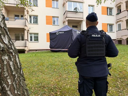 Zwłoki na balkonie. W mieszkaniu znaleziono jeszcze ciała kobiety i dwóch młodych mężczyzn