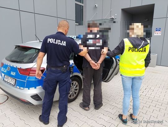 Zwoził na posesję niebezpieczne chemikalia. Policji powiedział, że go nie ma, znaleźli go po samochodem