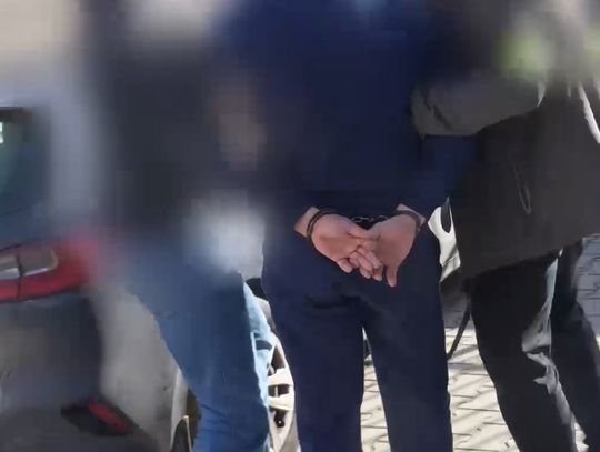 Zwyrodnialec kilka razy więził kobietę i ją wykorzystywał. Pomagała mu żona i znajoma