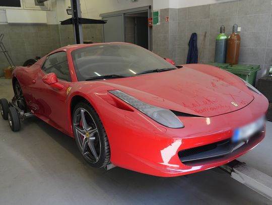 Żył jak milioner za pieniądze oszukanych seniorów. Policja zatrzymała 24-latka i zabezpieczyła Ferrari