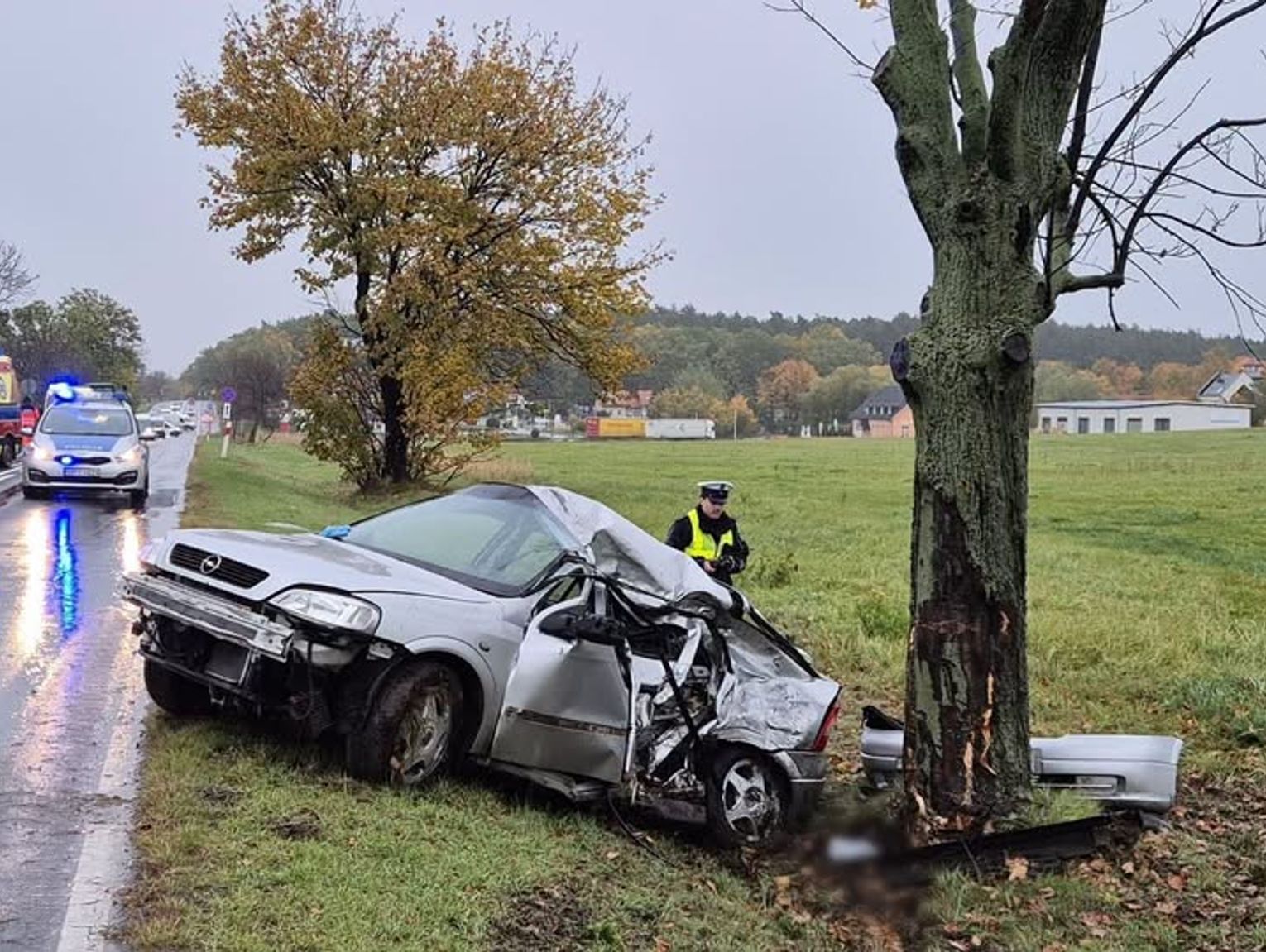 18-latka rozbiła auto na drzewie pod Nysą: troje rannych w szpitalu
