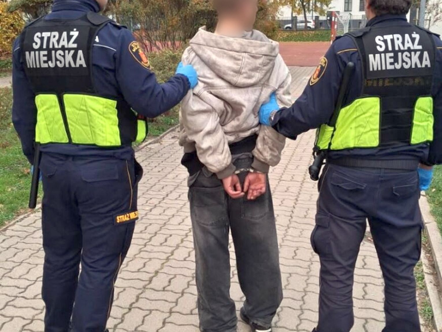 Wtargnął z nożem na boisko szkoły w Warszawie, złapany w metrze